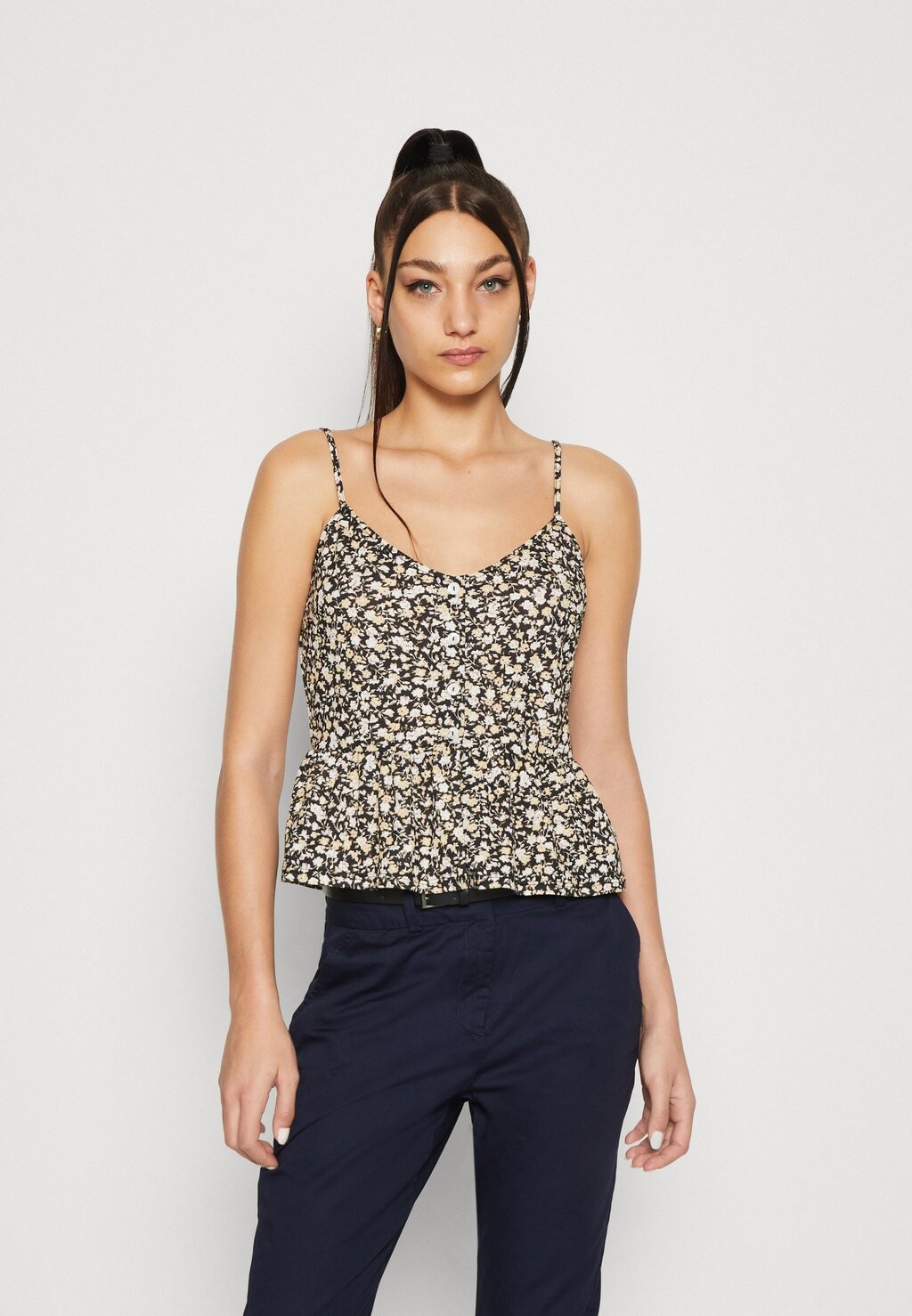 

Топ Gina Tricot, черный