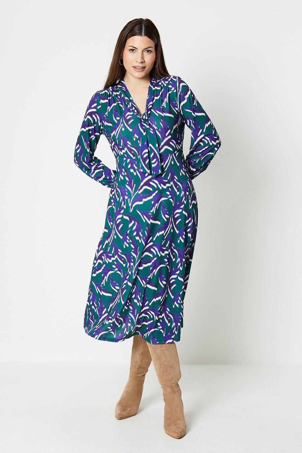 Трикотажное платье миди с абстрактным геопринтом и завязками на шее Wallis, темно-синий
