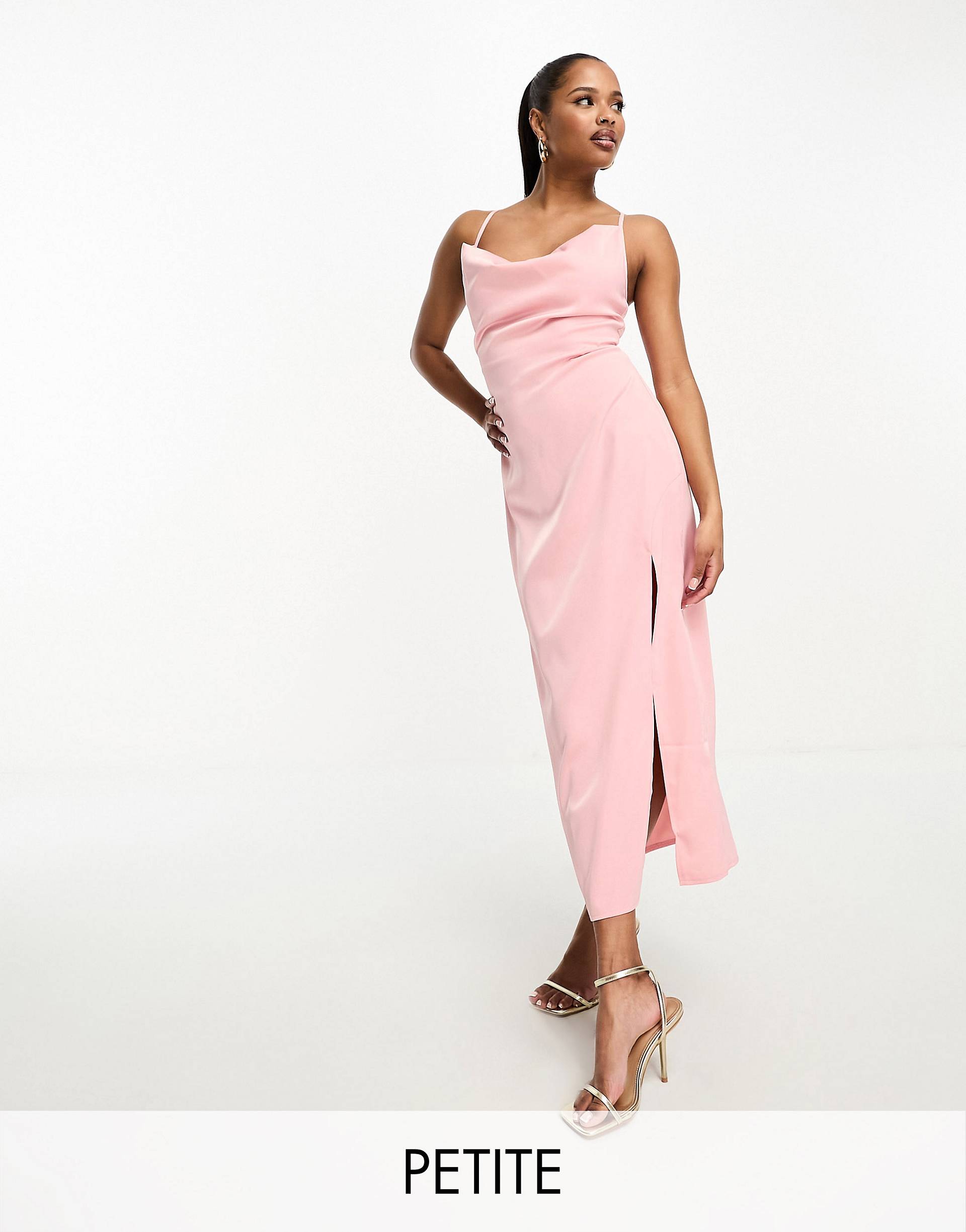 Нежно-розовое эксклюзивное атласное платье макси с воротником-хомутом и завязками на спине In The Style Petite