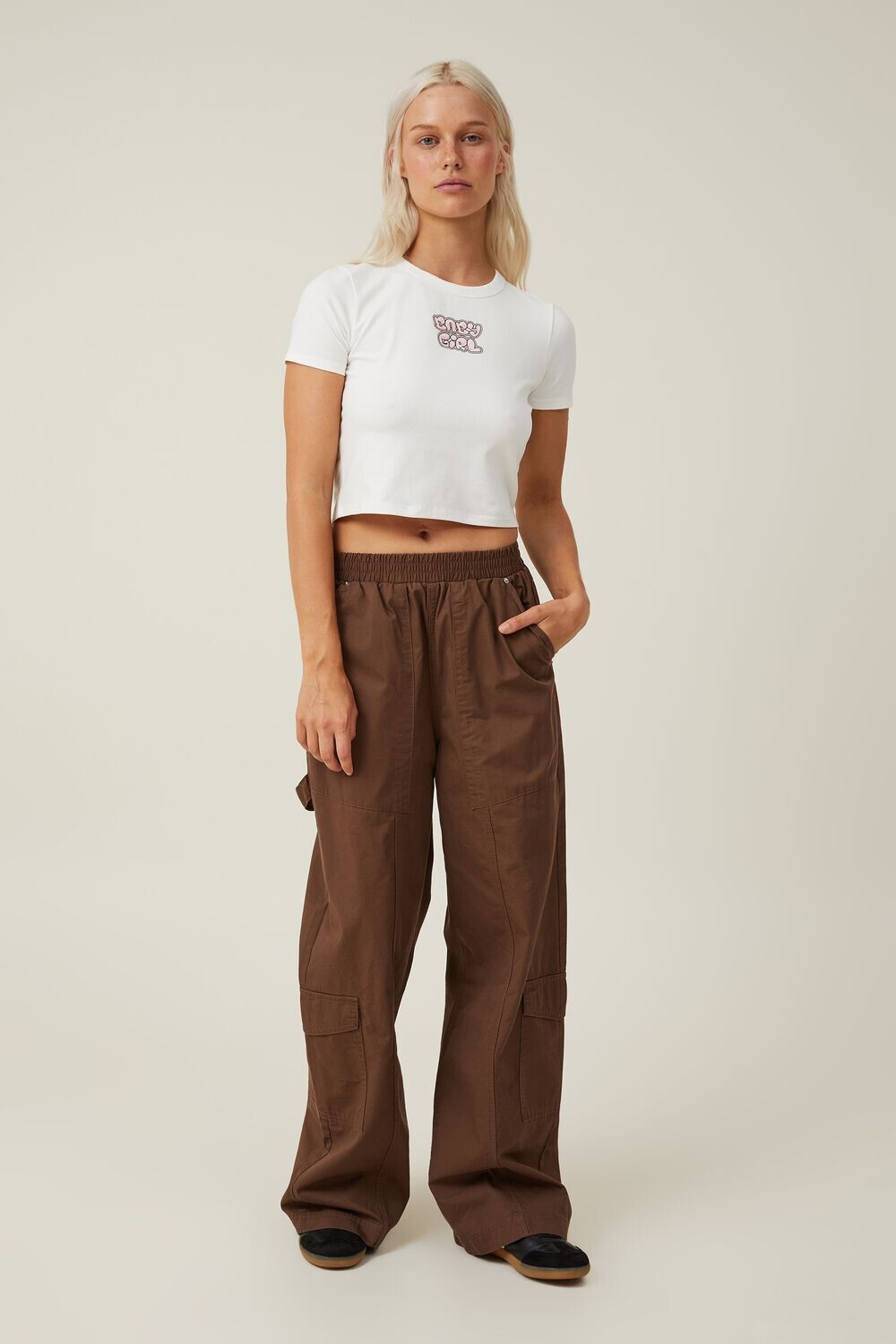 

Укороченная футболка с графическим рисунком Cotton On