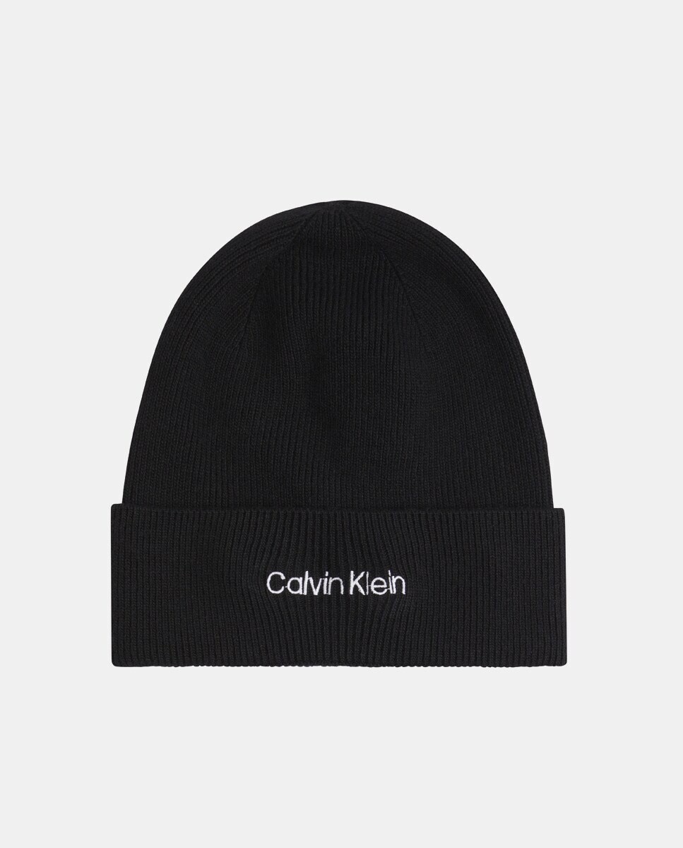 

Черная вязаная шапка с фирменными деталями Calvin Klein, черный