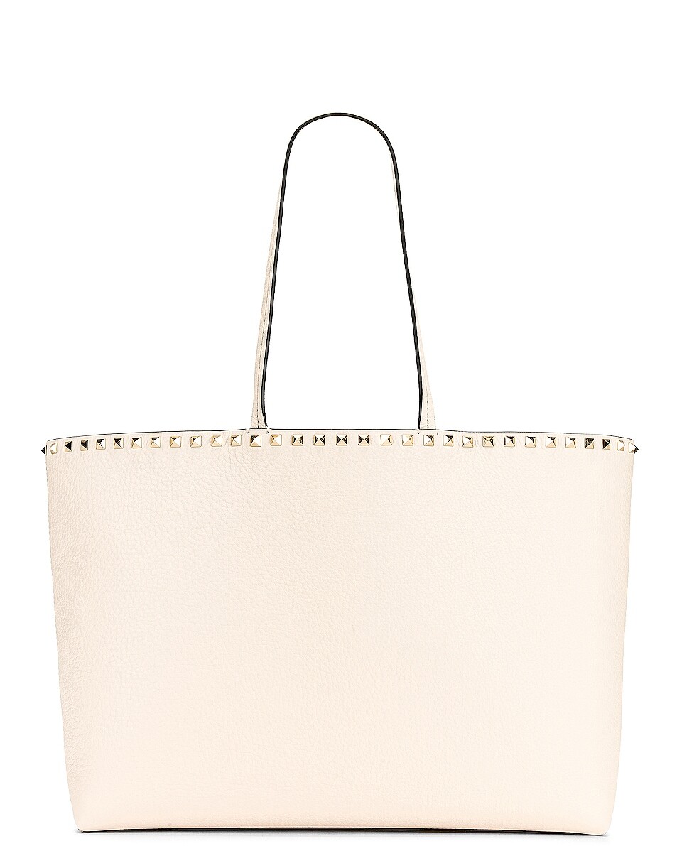 

Сумка-тоут Valentino Garavani Rockstud Tote, цвет Light Ivory