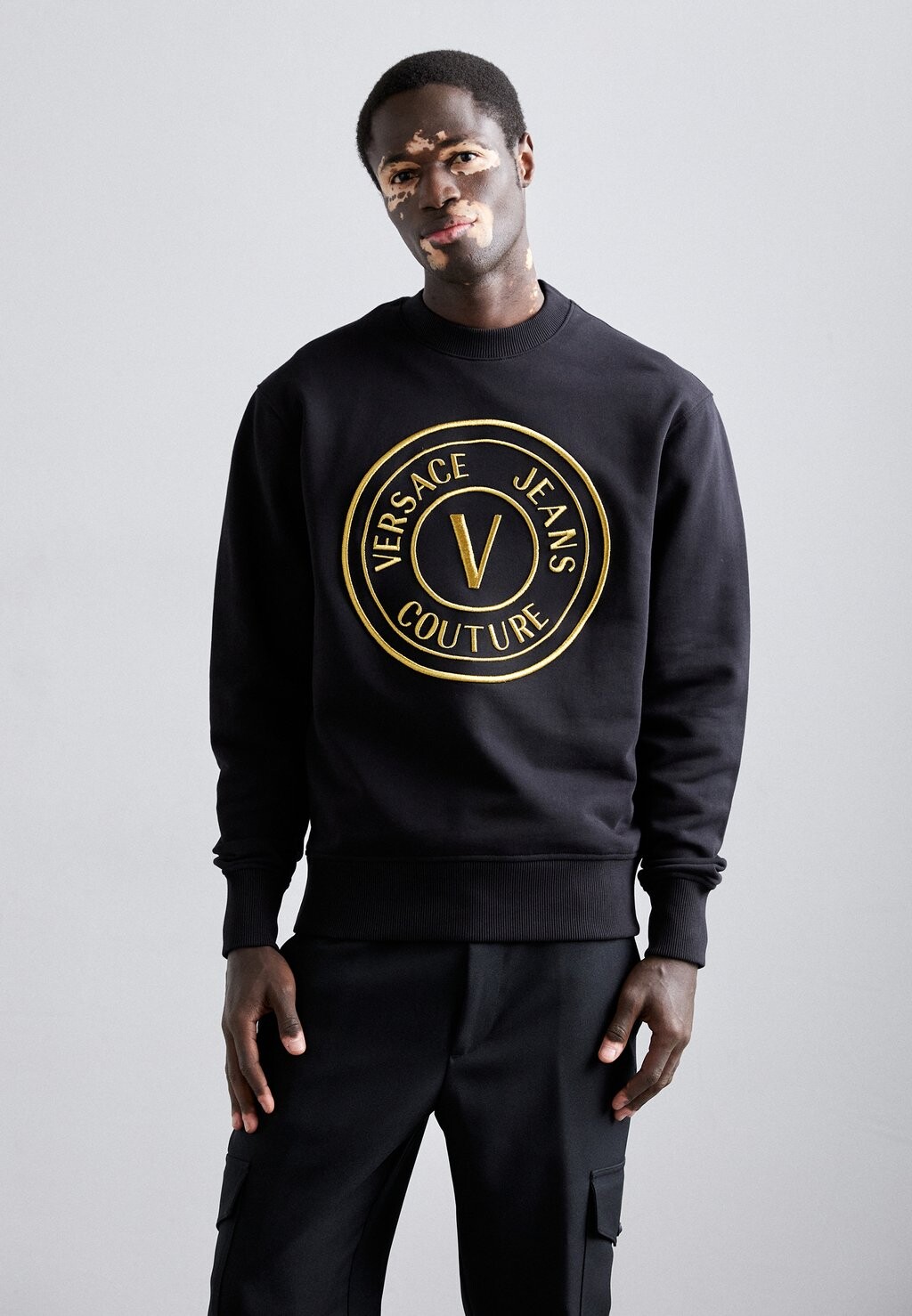 

Толстовка Versace Jeans Couture, черный/золотой