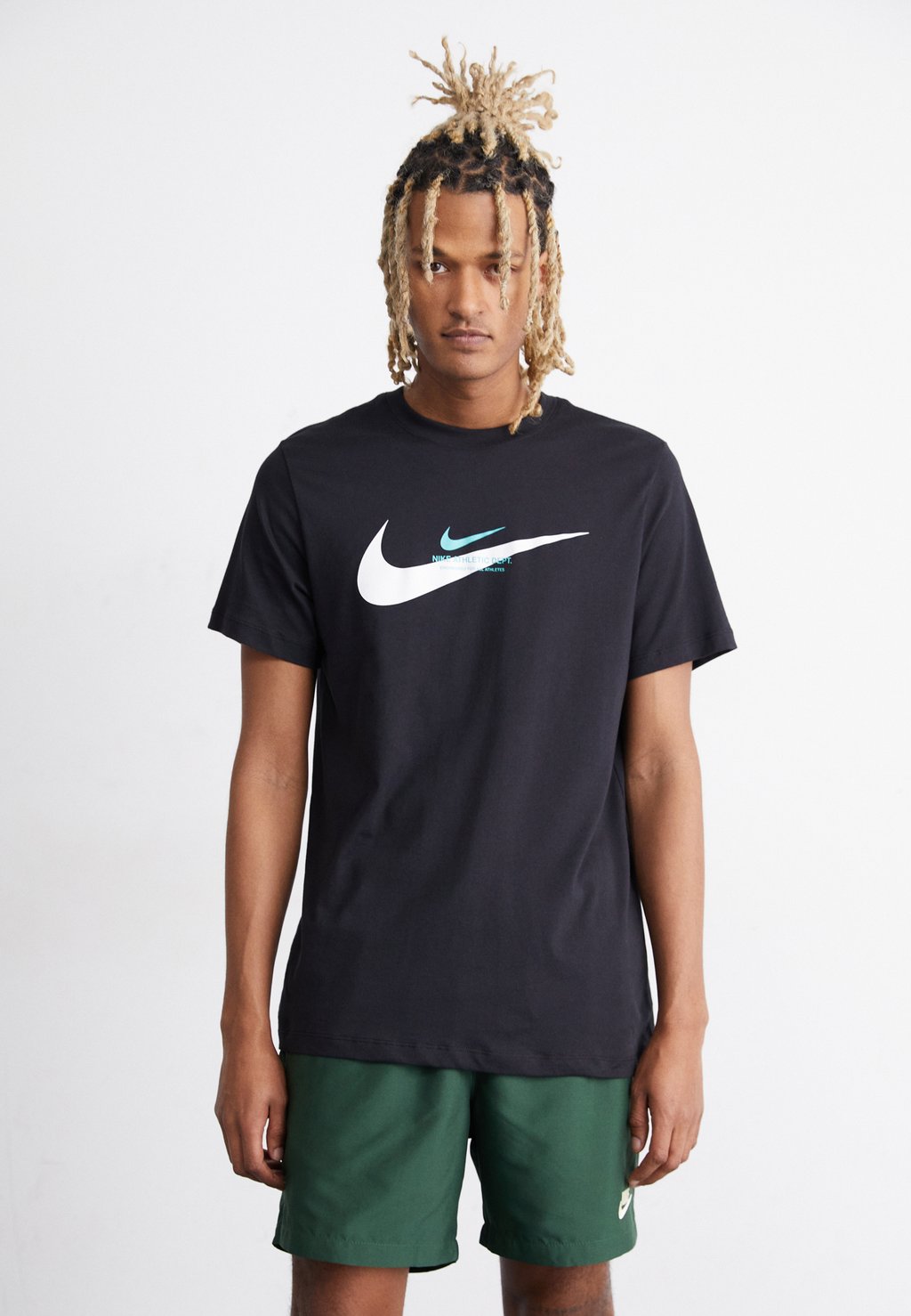 Футболка с принтом TEE , цвет black/green frost Nike Sportswear