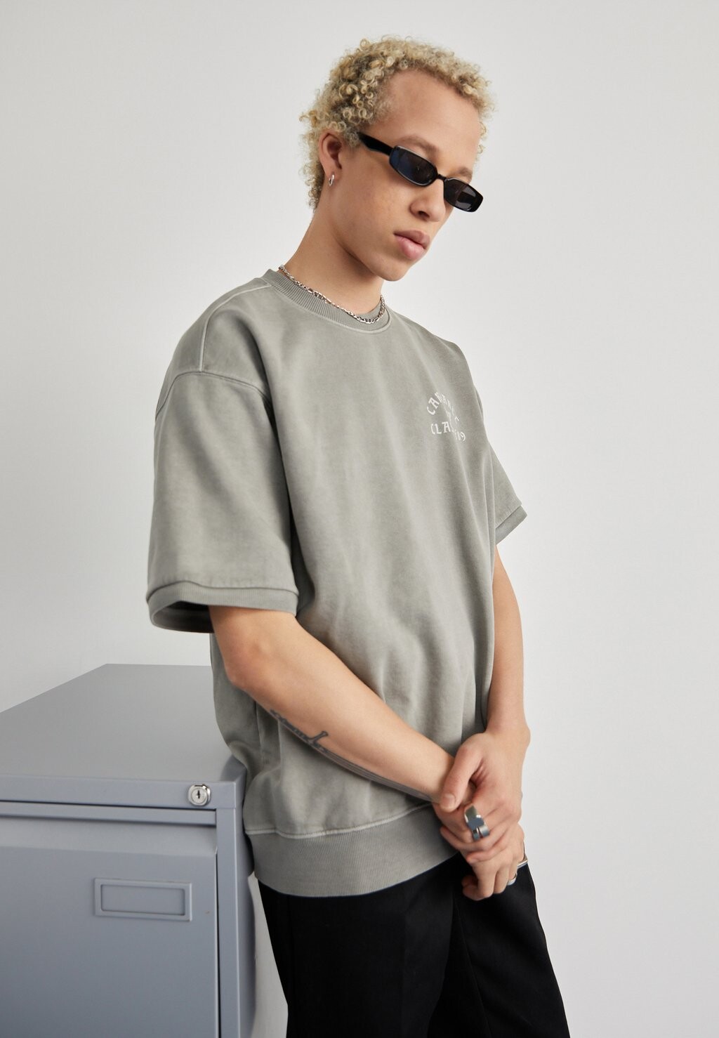 Футболка с принтом CLASS OF 89 Carhartt WIP, цвет gunmetal футболка с принтом class of 89 carhartt wip цвет dark navy white garment dyed