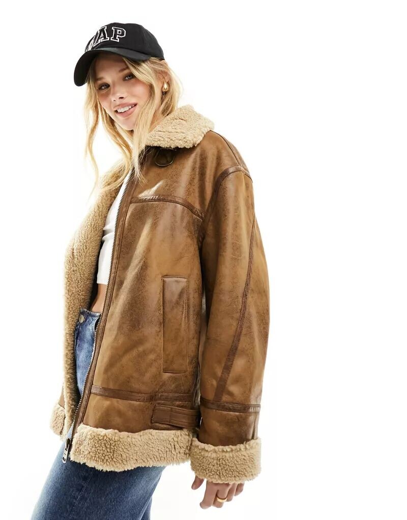 

Bershka – прочная куртка светло-коричневого цвета с имитацией овчины