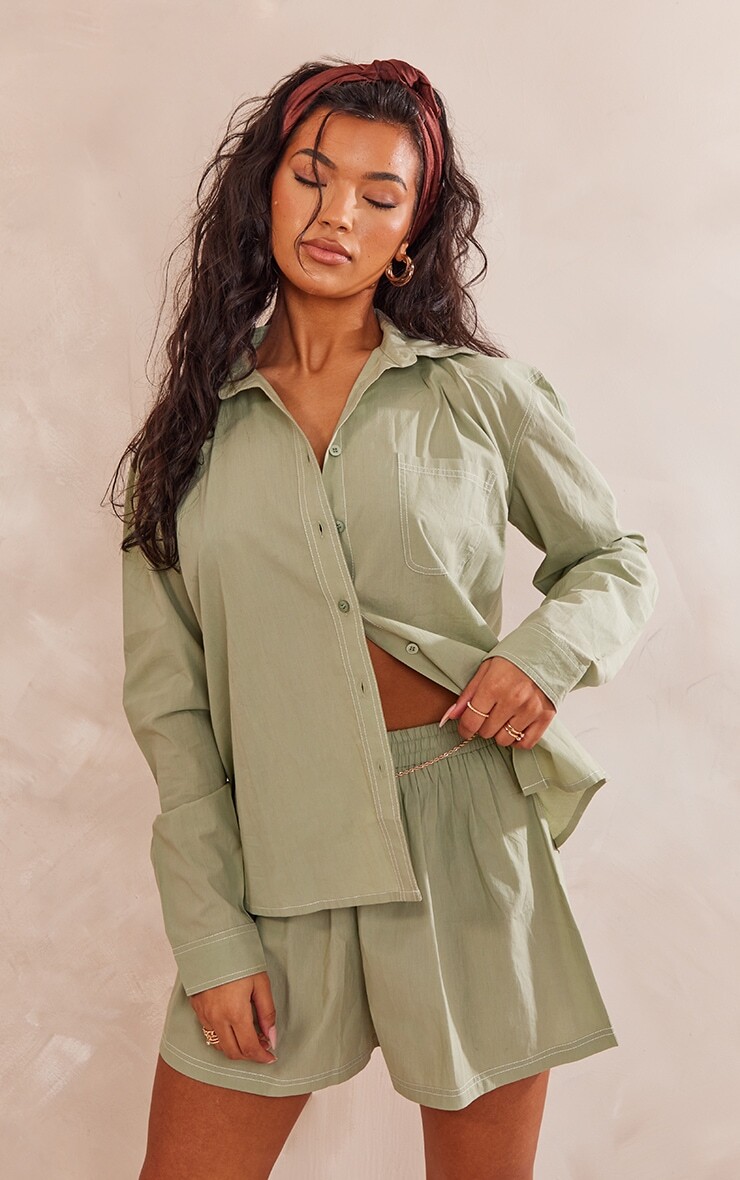 

PrettyLittleThing Хлопковые шорты оверсайз цвета хаки с контрастной строчкой