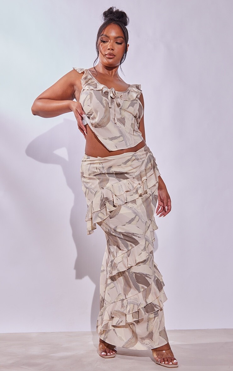 

PrettyLittleThing Кремовая длинная юбка Plus с рюшами и принтом Mark Mark