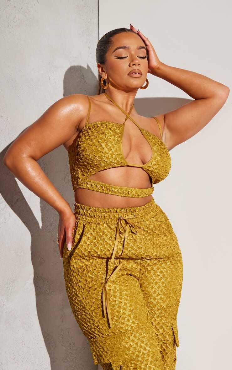 

PrettyLittleThing Текстурный укороченный топ с вырезами Shape Olive