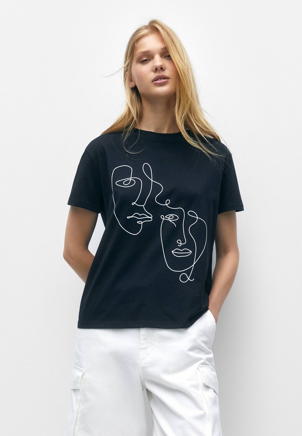 

Футболка с принтом PULL&BEAR, черный