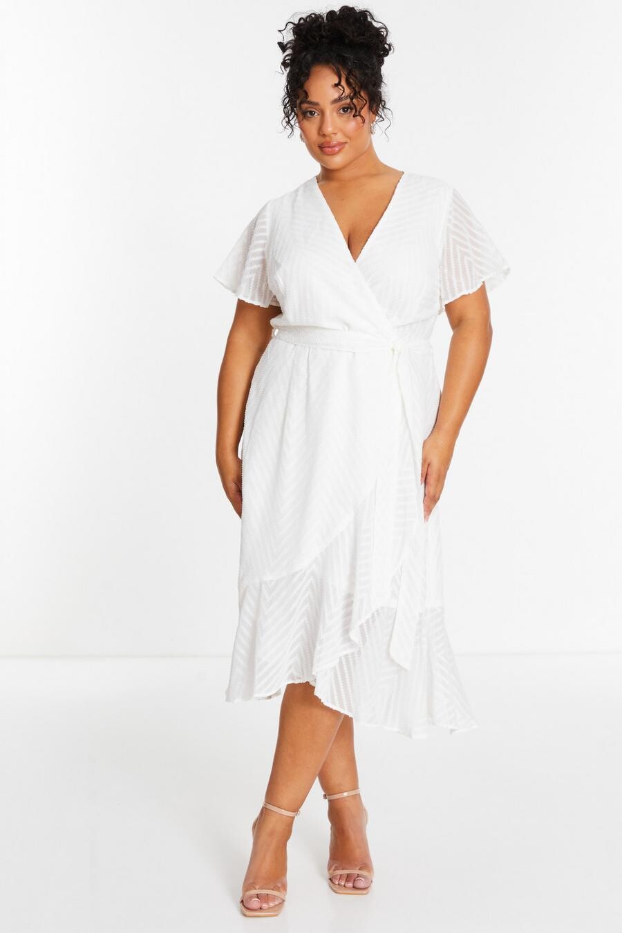 

Платье-миди Curve White с текстурой и запахом QUIZ Clothing