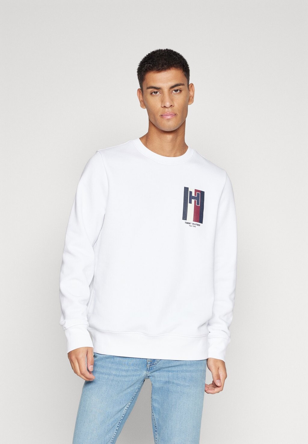 

Толстовка Tommy Hilfiger EMBLEM CREWNECK, белый