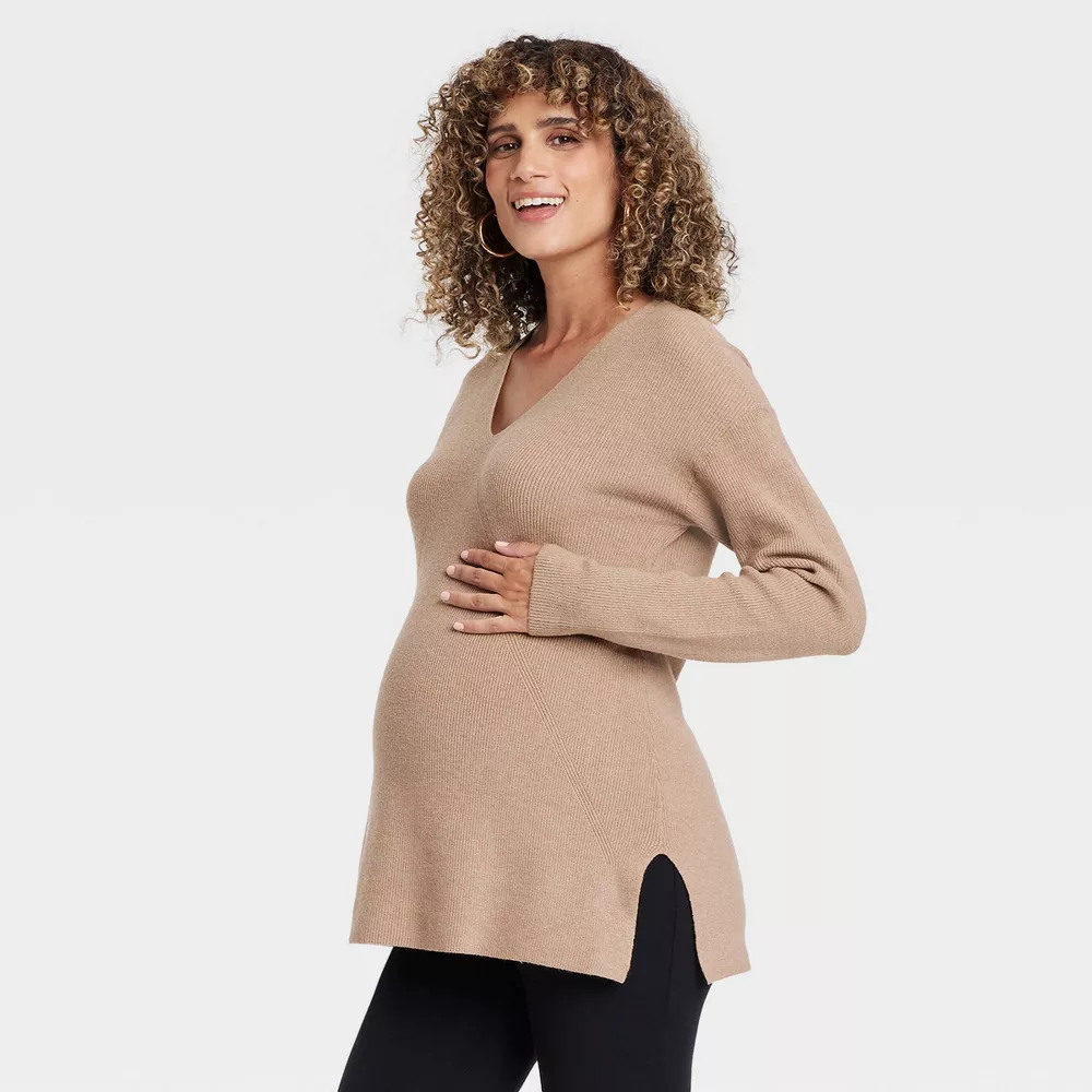 

Незаменимый свитер для беременных с V-образным вырезом - Isabel Maternity от Ingrid & Isabel Isabel Maternity by Ingrid & Isabel, цвет Tan