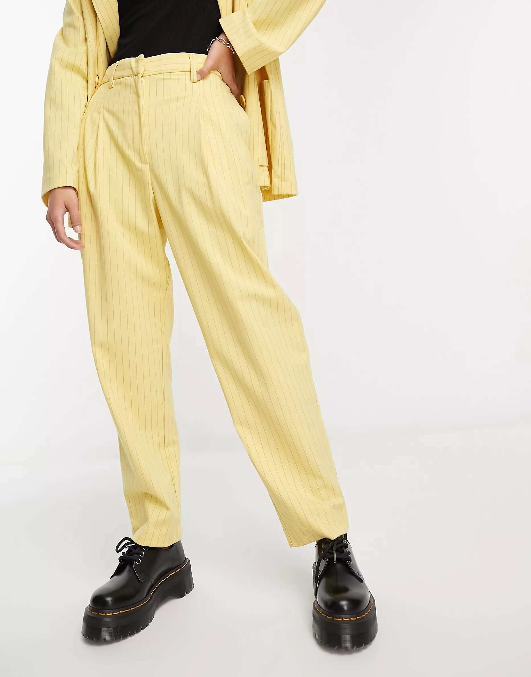 Желтые зауженные брюки Monki в тонкую полоску