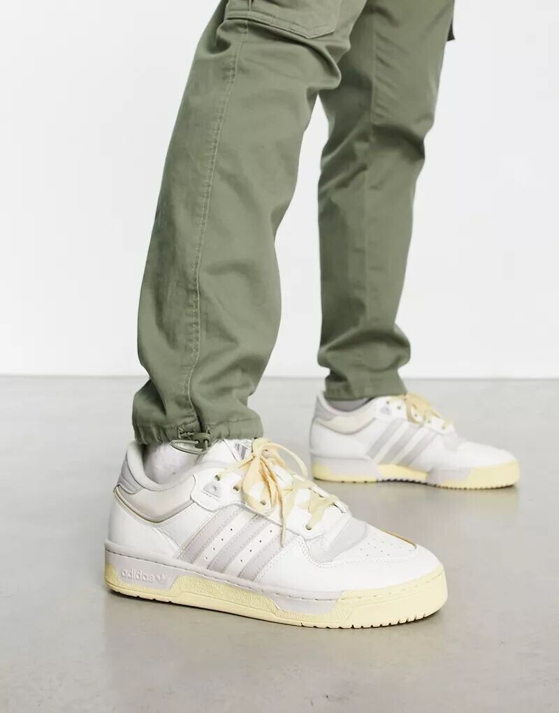 

Серо-белые кроссовки adidas Originals Rivalry Low 86