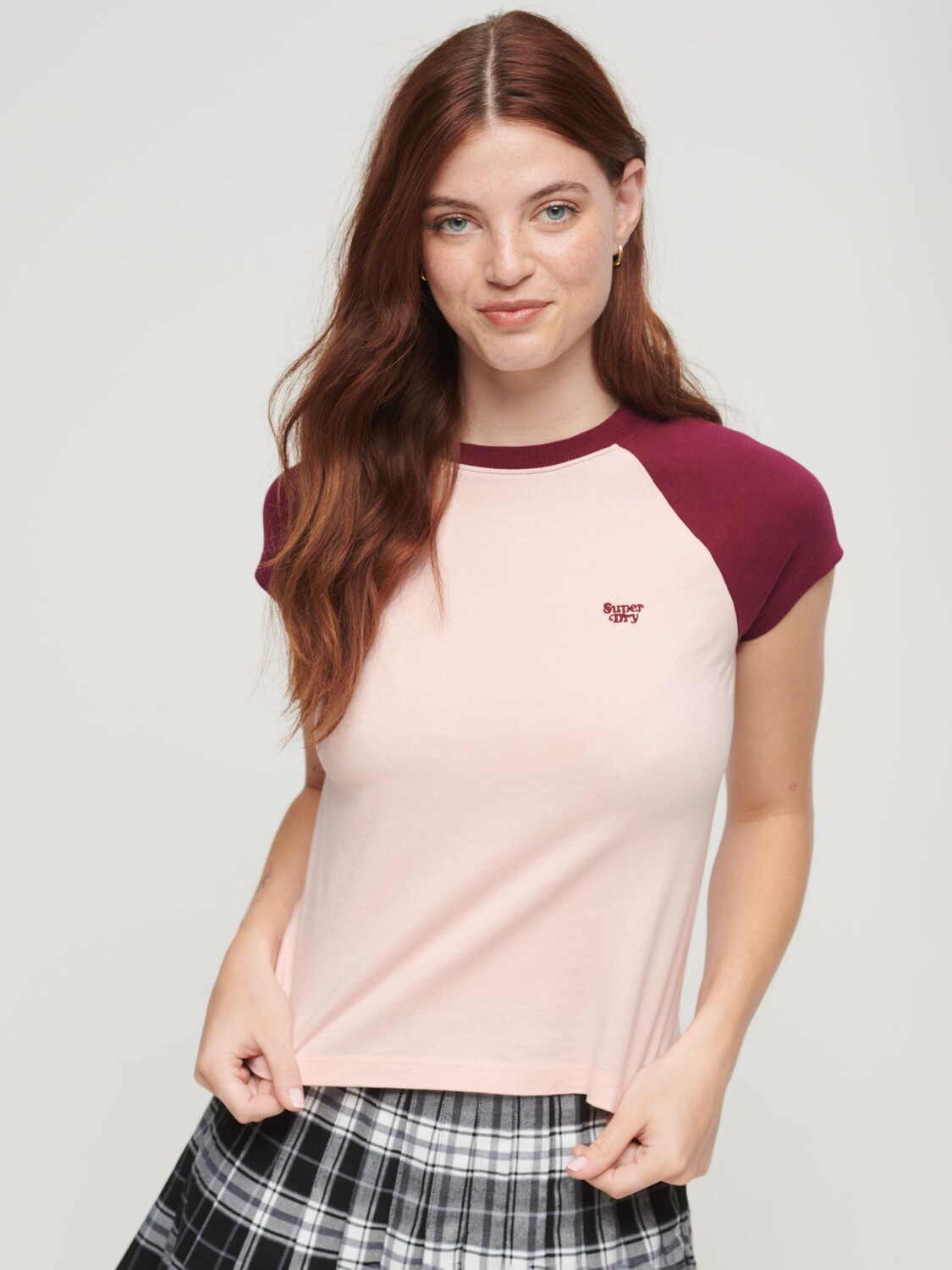 

Футболка реглан с логотипом Essential из органического хлопка Superdry, клубничный/фиолетовый