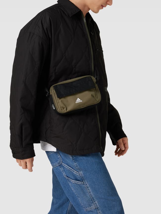 Сумка через плечо с принтом этикетки ADIDAS SPORTSWEAR, оливково-зеленый сумка через плечо с принтом этикетки модель carrie coccinelle бежевый