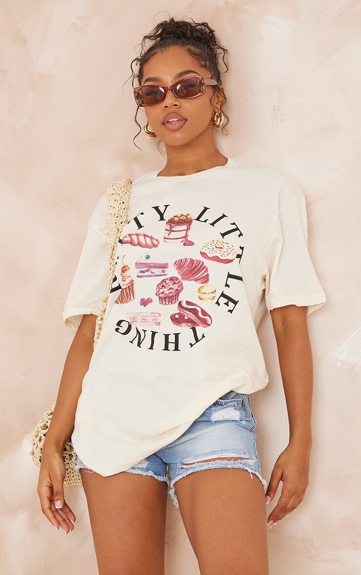

PrettyLittleThing Футболка оверсайз цвета экрю с десертным принтом