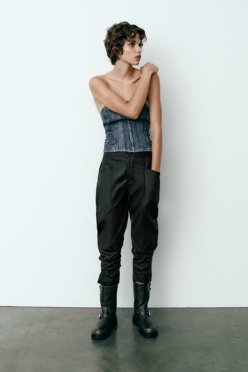 

Вощеные брюки с низкой посадкой ZARA, черный