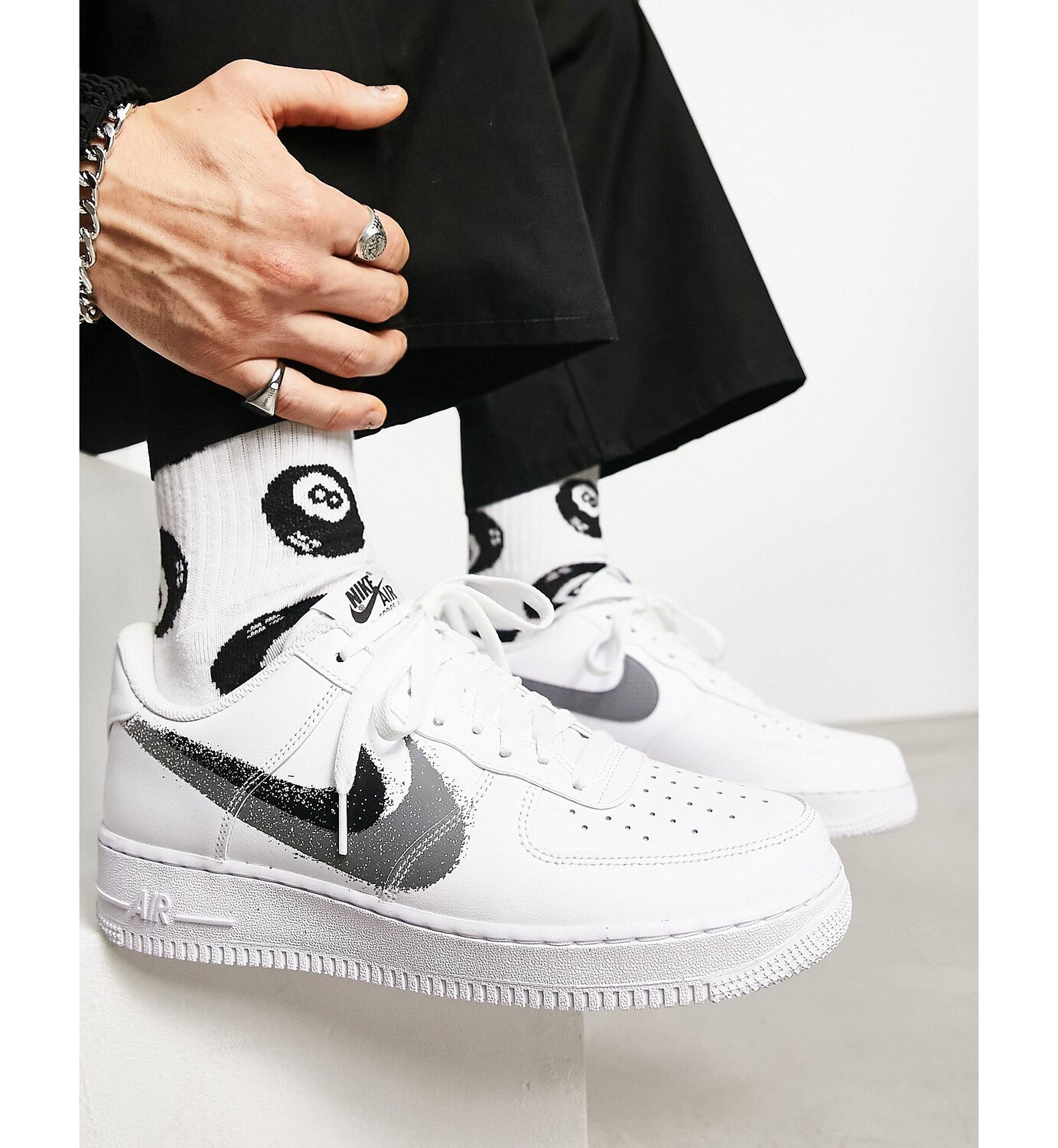 

Бело-черные кроссовки Nike Air Force 1 '07 с двойным логотипом-галочкой