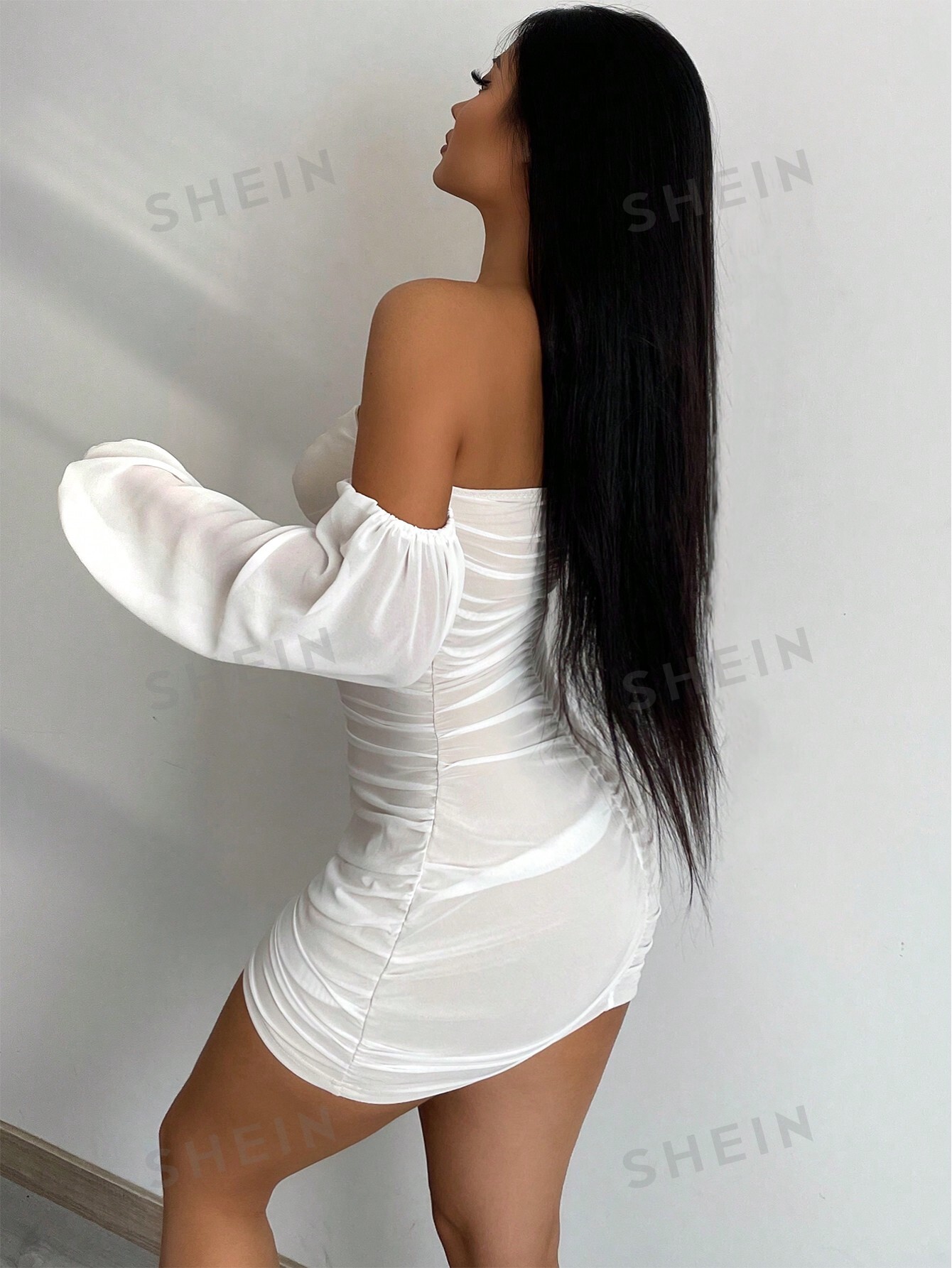 SHEIN SXY Однотонное плиссированное платье узкого кроя на одно плечо, белый платье макси облегающее с открытыми плечами коротким рукавом и юбкой годе