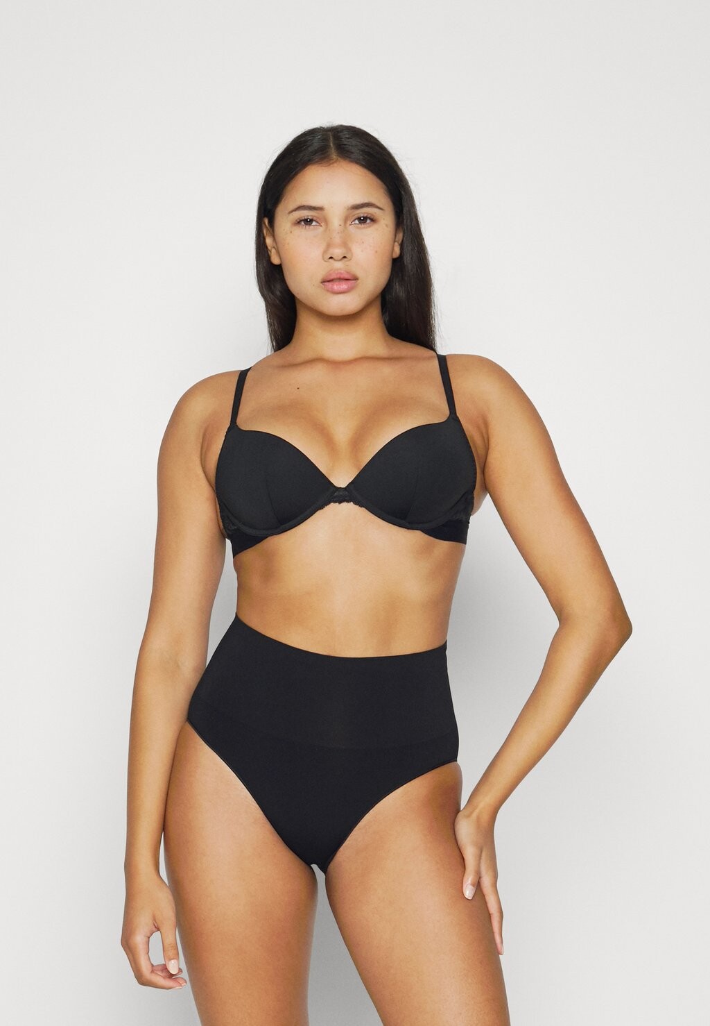 

Корректирующее белье Spanx