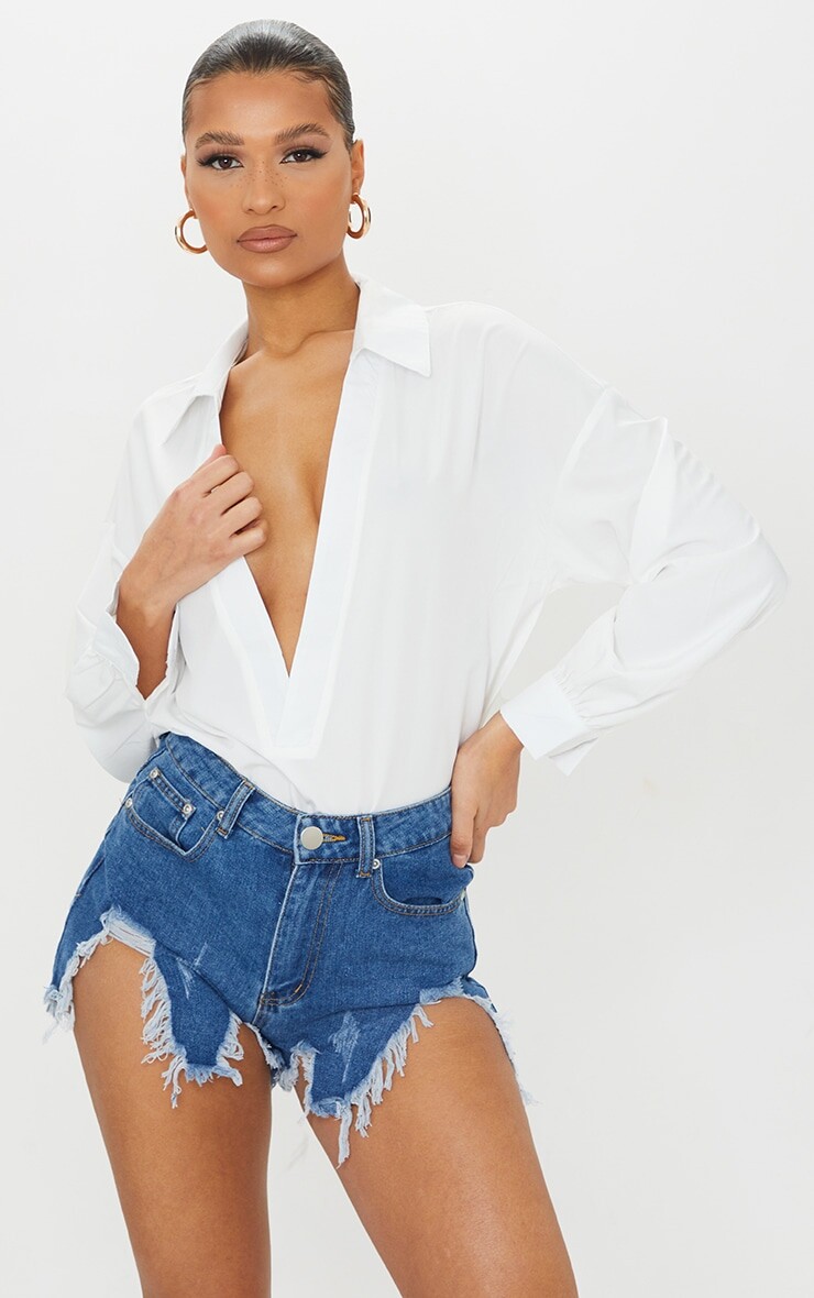 

PrettyLittleThing Джинсовые шорты средней степени стирки с рваными бедрами