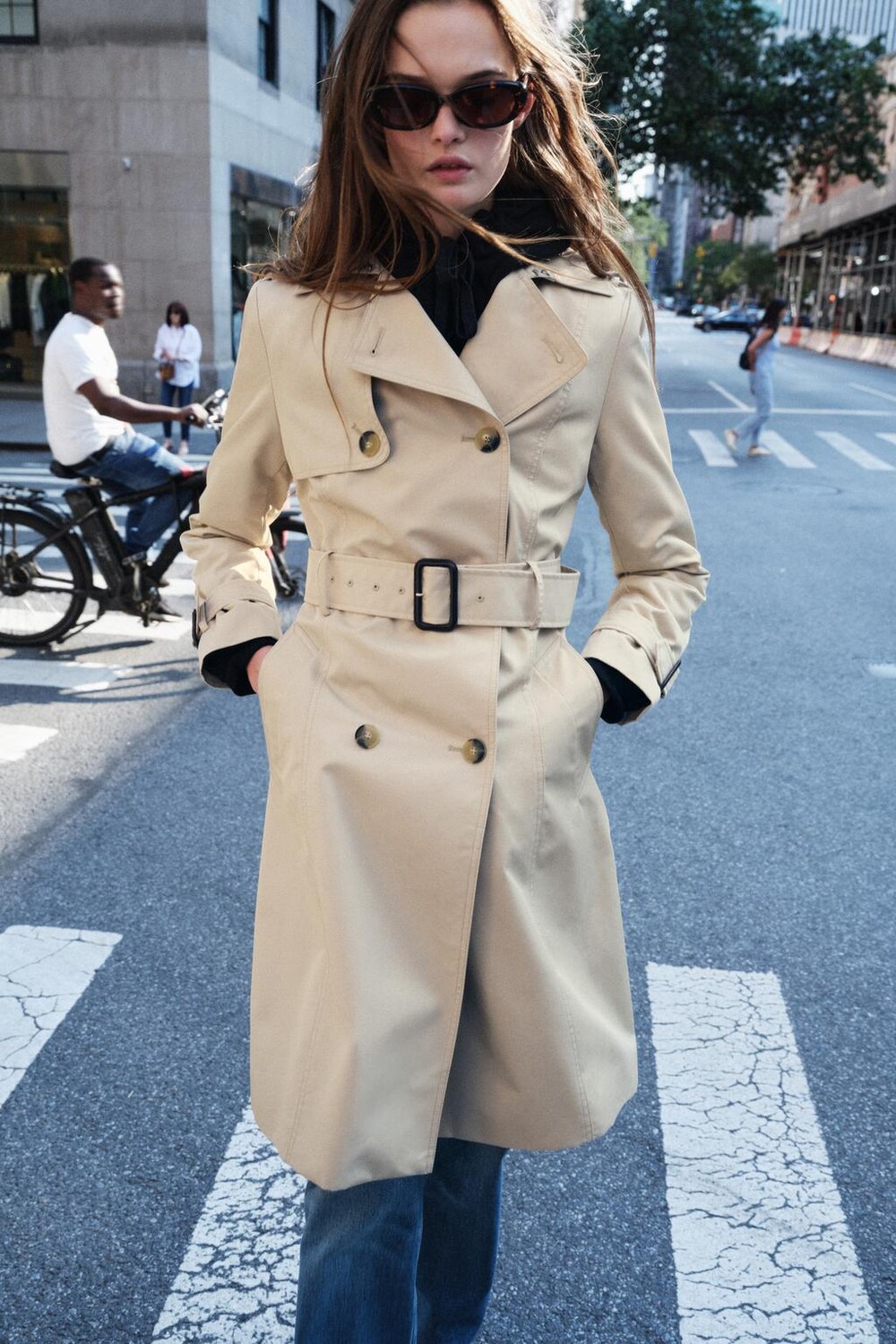 

Тонкий водоотталкивающий тренч ZARA, песочный