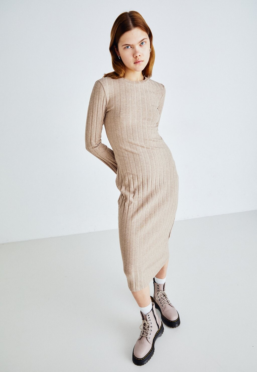 

Вязанное платье Gina Tricot, бежевый