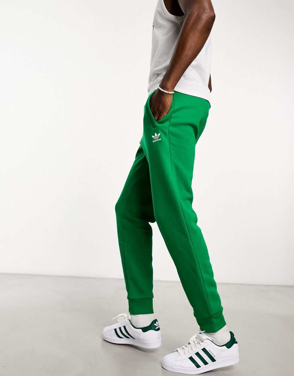 

Зеленые спортивные джоггеры adidas Originals Trefoil Essentials
