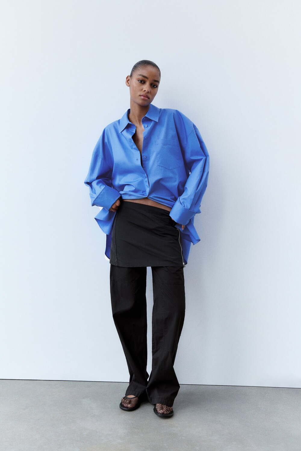 

Короткая юбка с боковой цепью Zara, черный