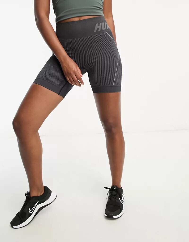 

Черные бесшовные шорты Hummel Christel