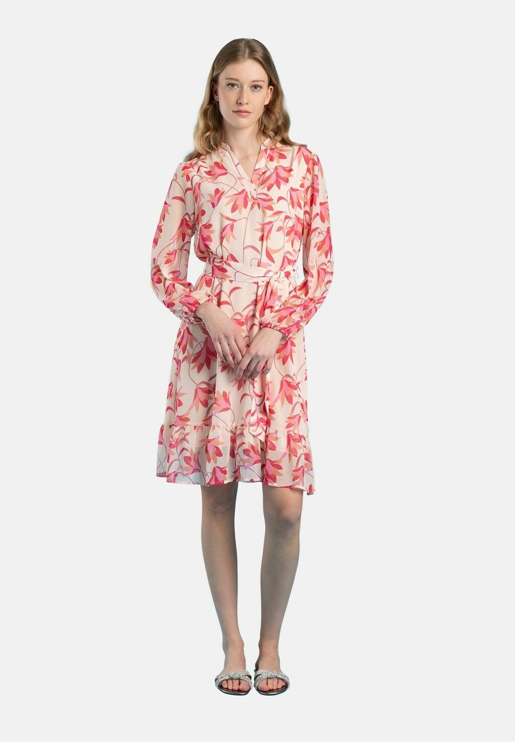 

Повседневное платье MIT BINDEGÃRTEL FLOWER More & More, цвет mehrfarbig