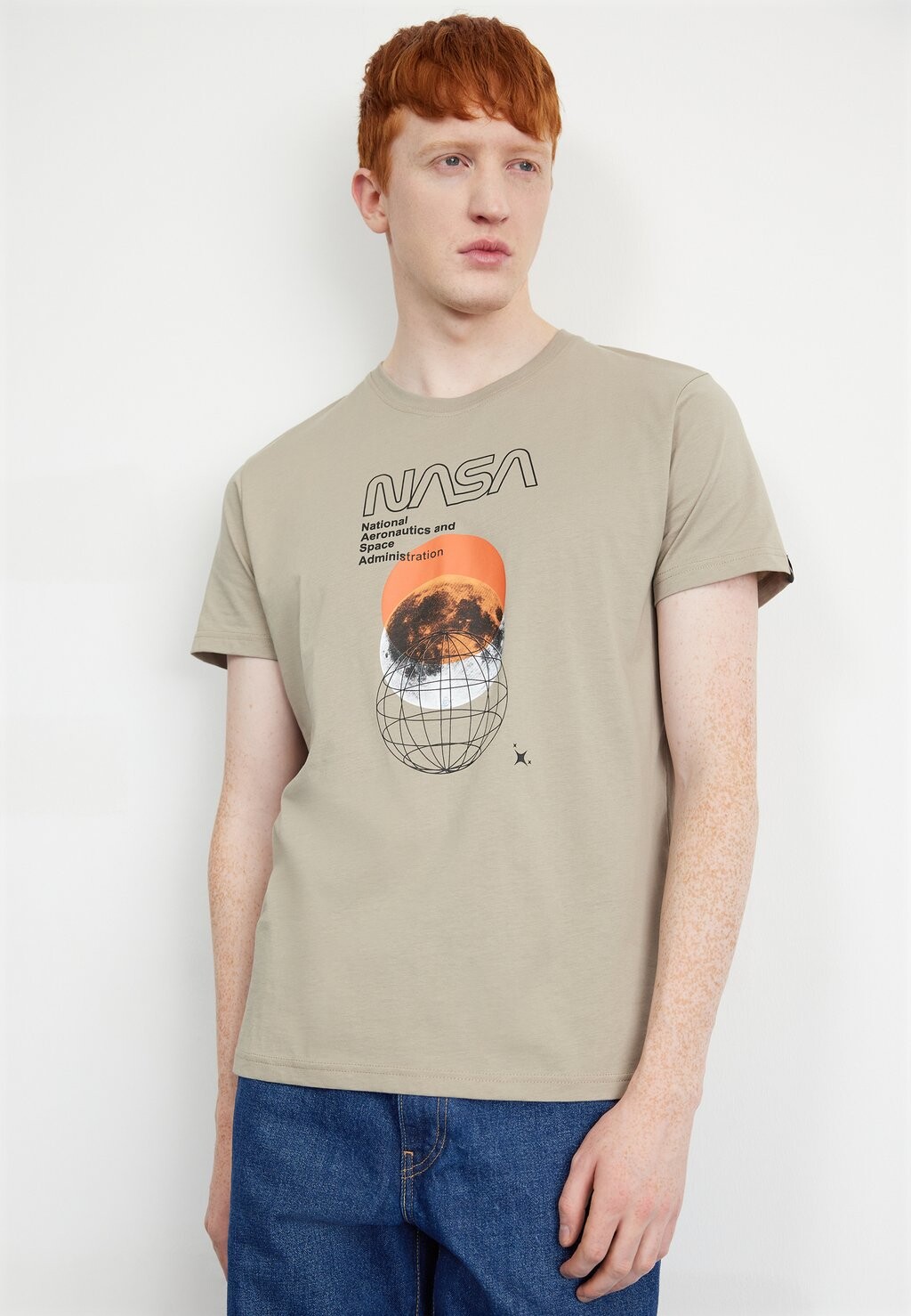 

Футболка с принтом NASA ORBIT Alpha Industries, песок