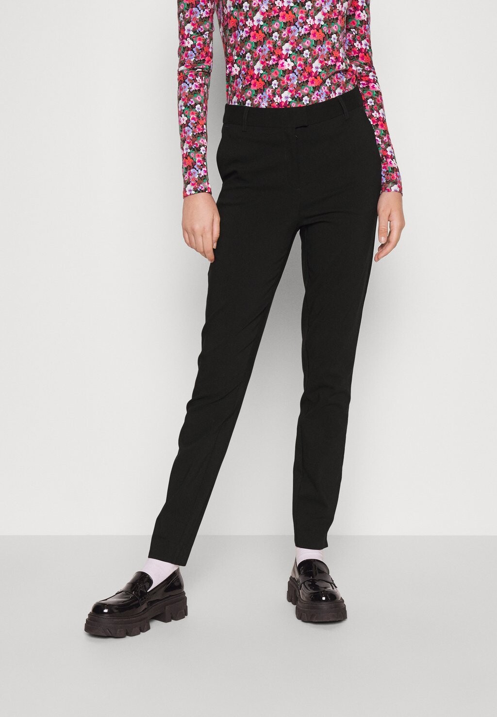 

Брюки чинос Vero Moda, черный