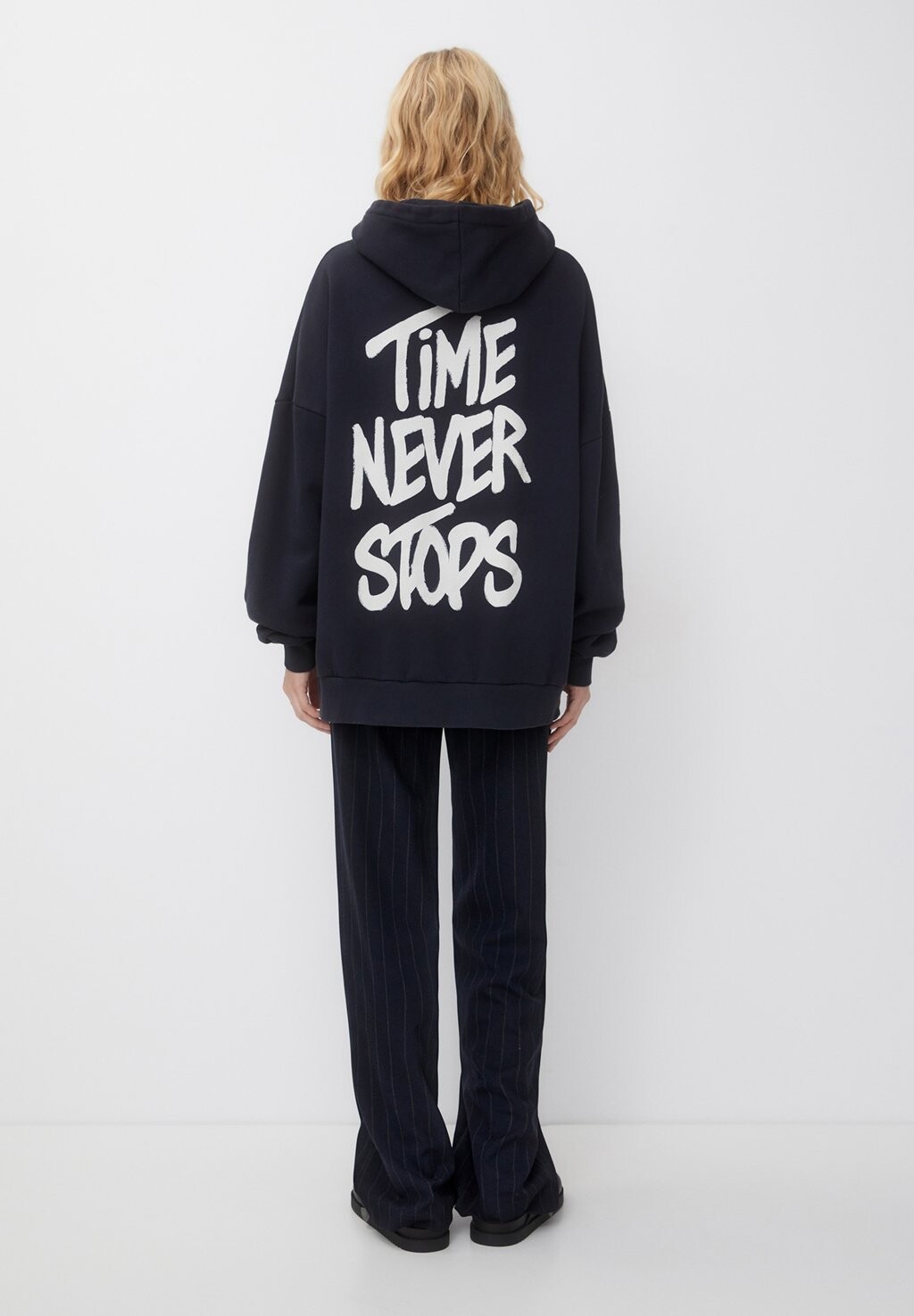 

Толстовка CONTRAST SLOGAN PULL&BEAR, цвет black