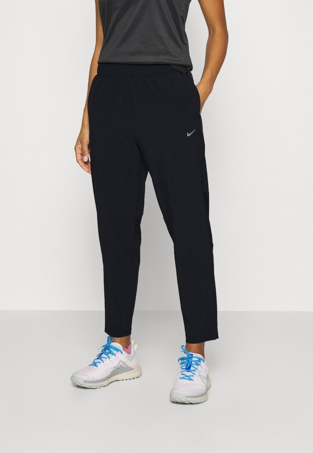 Спортивные брюки Nike silv fuşya cilt topuklu terlik
