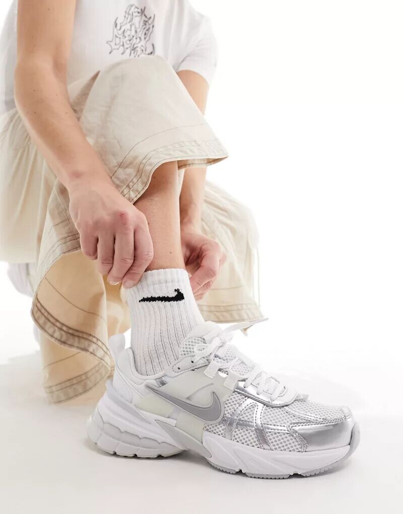 

Кроссовки унисекс Nike V2K Run платиново-серого и серебристого цветов