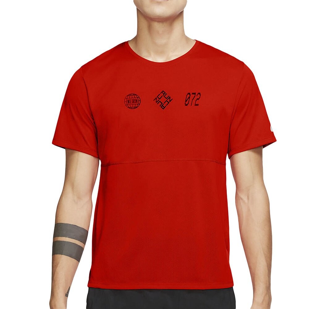 

Спортивная футболка Nike CU6062, красный