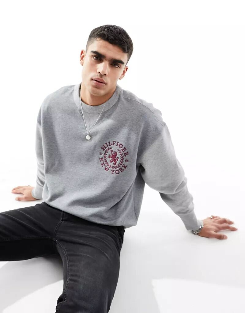 

Серая толстовка с круглым вырезом и небольшим гербом Tommy Hilfiger