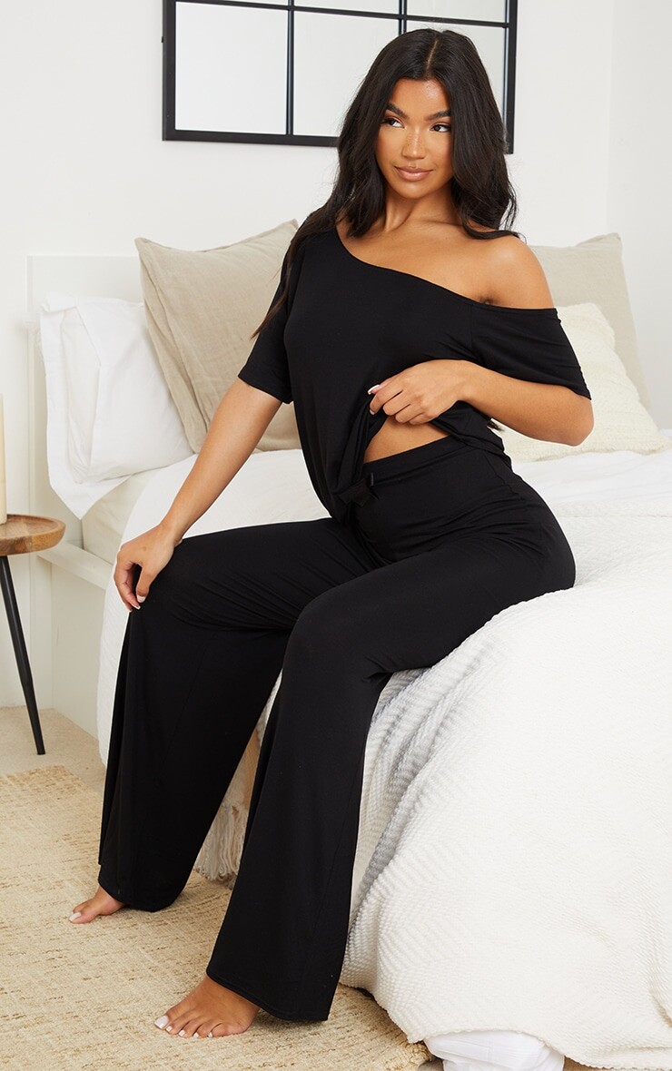 

PrettyLittleThing Черный пижамный комплект из топа и низа с открытыми плечами