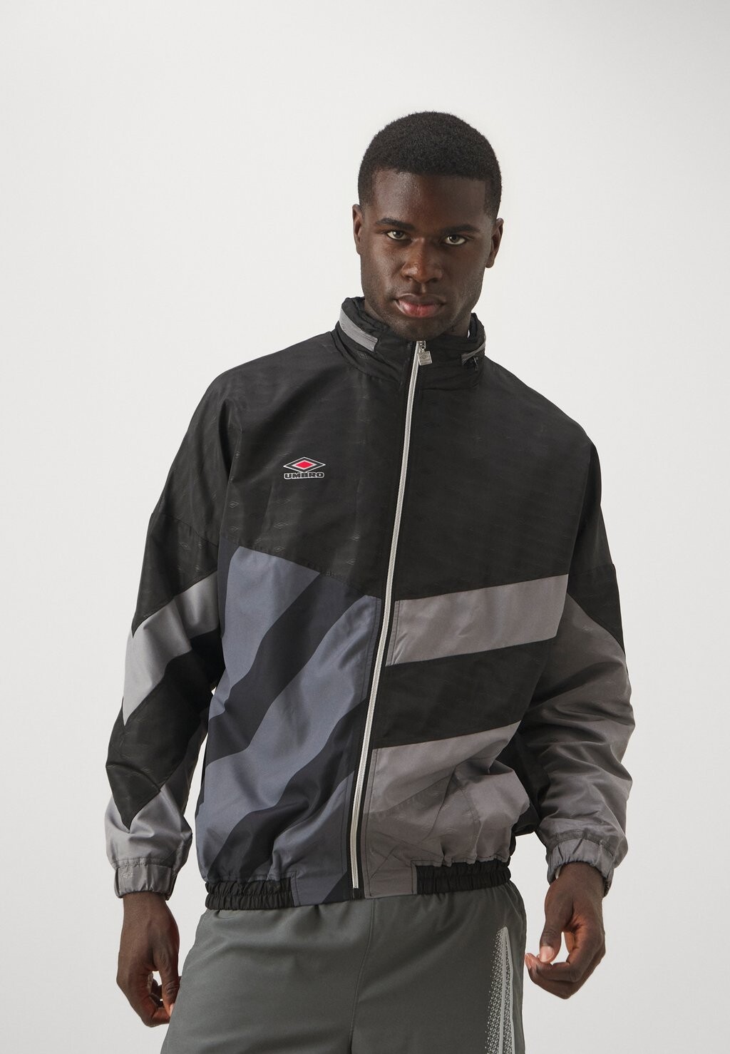 

Тренировочная куртка PANELLED TRACK JACKET Umbro, черный