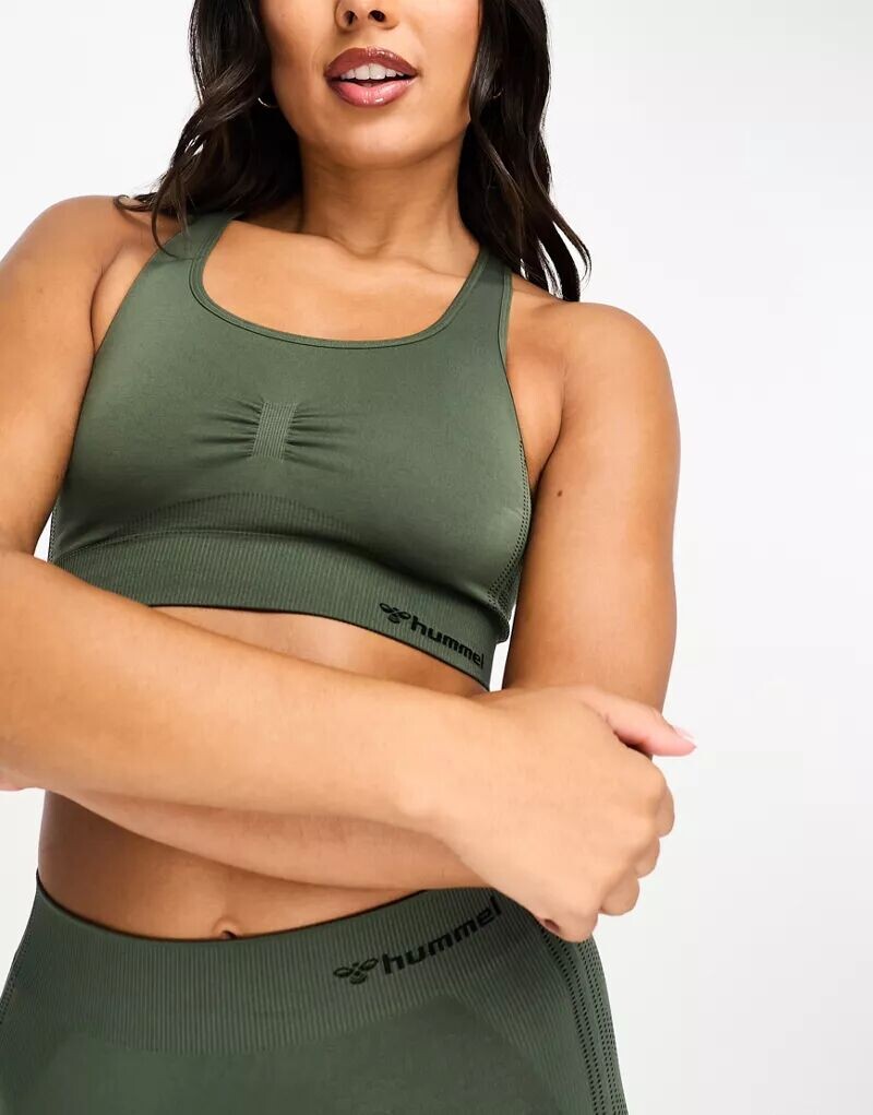 

Hummel – Shaping – Бесшовный укороченный спортивный топ цвета хаки с вырезом-лодочкой