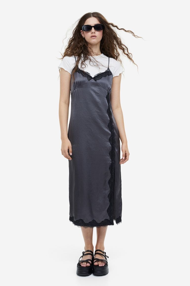 

Атласное платье с кружевными полосками и бретелями H&M
