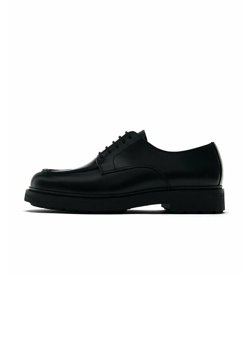 

На шнуровке Moc Toe Massimo Dutti, черный