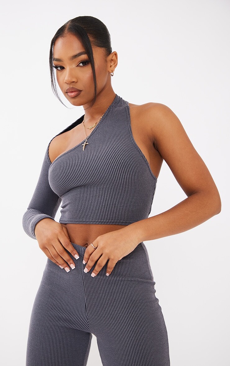 

PrettyLittleThing Темно-серый двухцветный топ на одно плечо с жатой ребристостью