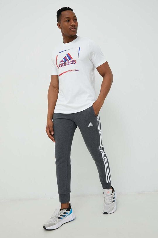 цена Спортивные брюки из хлопка adidas, серый