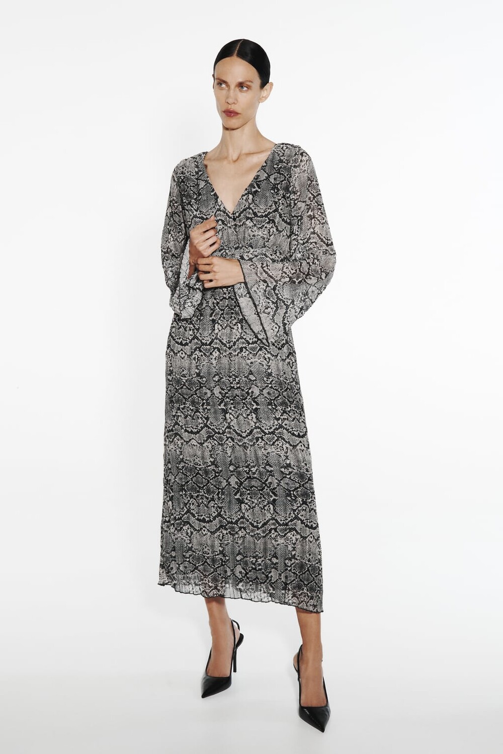 

Платье из змеиной кожи с вырезами ZARA, серый