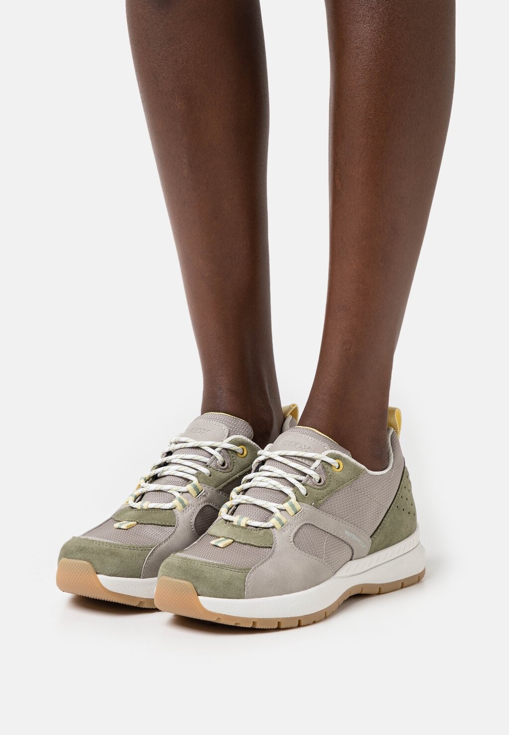 

Низкие кроссовки Geox