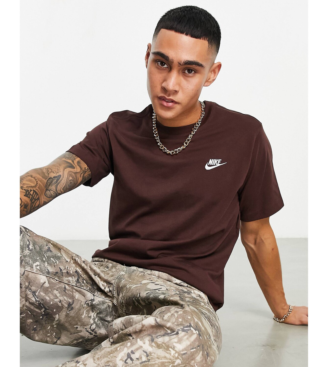

Темно-коричневая футболка Nike Club